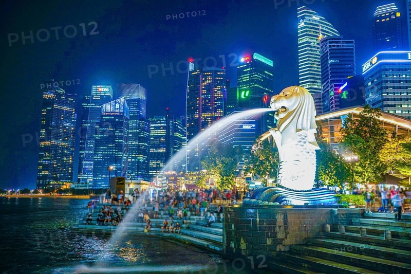 Merlion and Singapore town. Shooting Location: Singapore