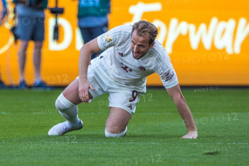 Football match, Harry KANE Bayern Munich rise up with difficulty after a missed opportunity, Voith-Arena football stadium, Heidenheim