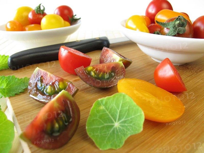 Preparation of tomato salad with herbs