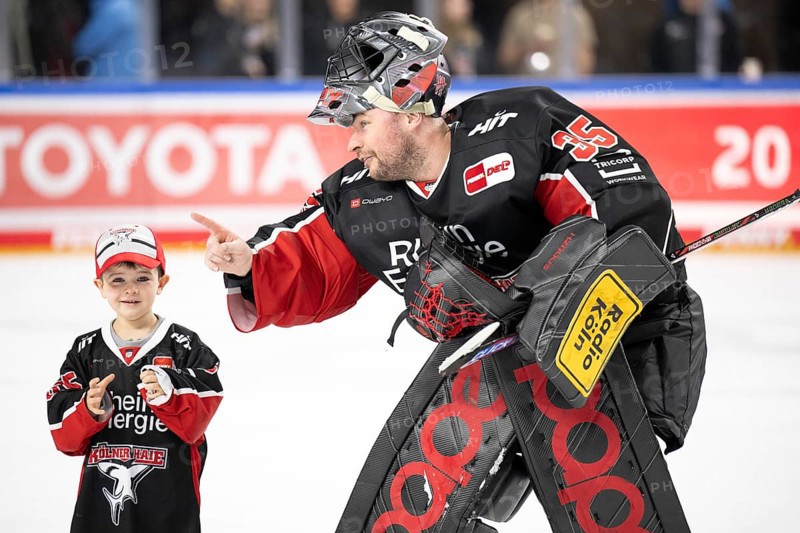 Laura Dick Cologne, LanxessArena, North Rhine-Westphalia, Julius Hudacek (Cologne Sharks, #35), PENNY DEL, Cologne Sharks- Lions Frankfurt on 30/12/2024 at the LanxessArena in Cologne Germany