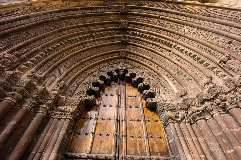 Portada ojival y arquería polilobulada, iglesia de San Román, edificada hacia 1200, Cirauqui, comunidad foral de Navarra, Spain, Europe