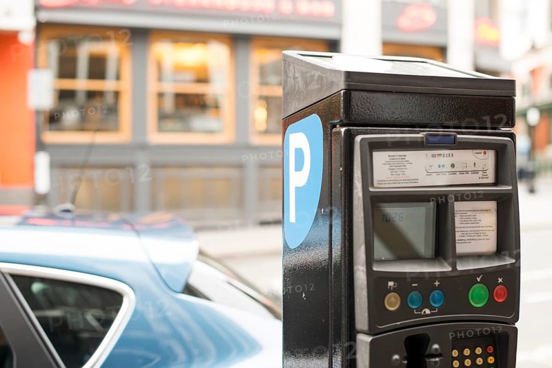 Paid parking space and payment machine