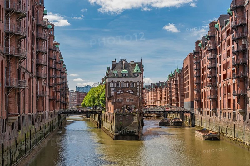 Hamburg Deutschland Zeitraffer, Stadtsilhouette an Speicherstadt und Kanal