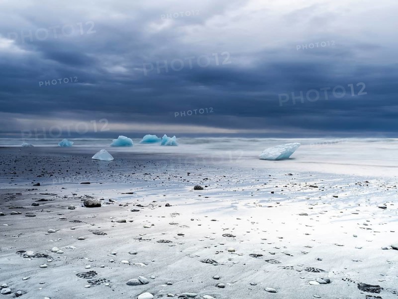 Diamond Beach, icebergs on the black lava beach, near Jökulsarlon glacier lagoon, Vatnajökull National Park, Hornafjörður, South Iceland, Iceland, Europe