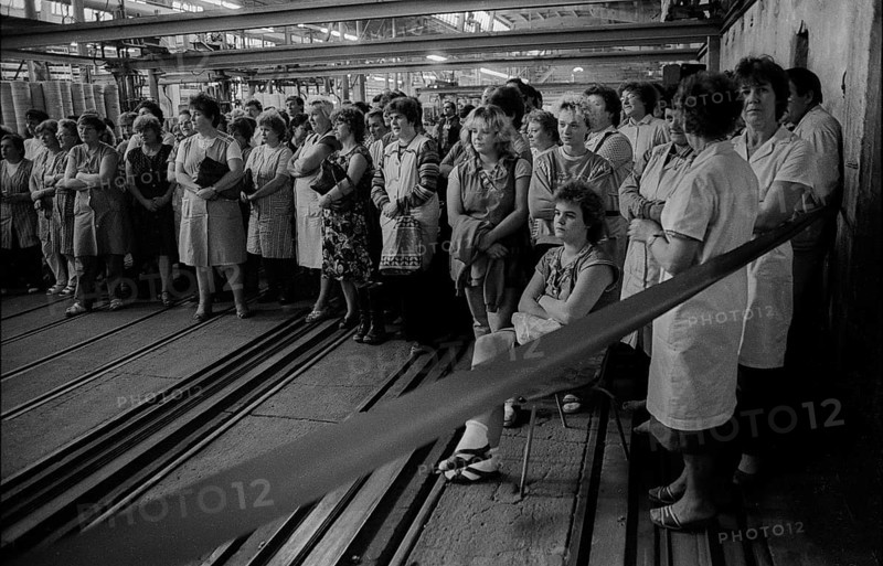 Germany, Kahla, 20.12.1991, Kahla porcelain factory, workforce (female workers) at the works meeting, Europe