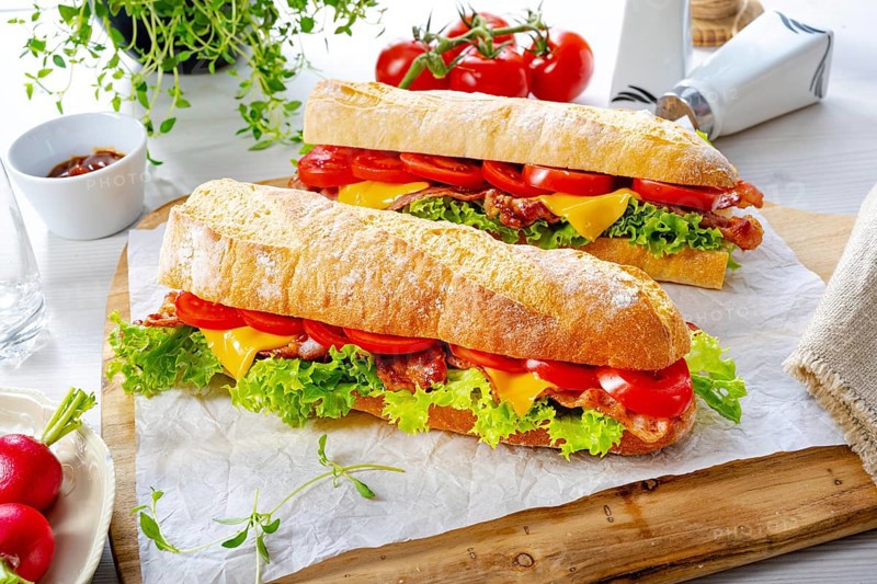 Crispy baguette with bacon, tomatoes and cheese