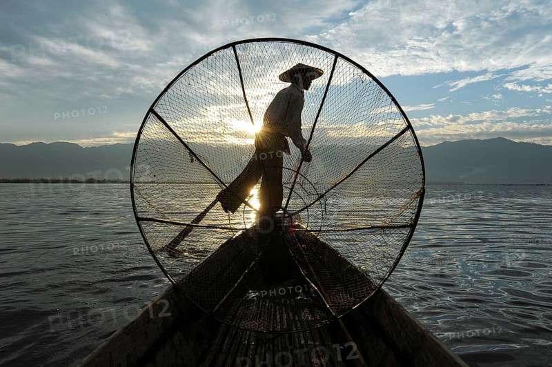 05.03.2014, Nyaung Shwe, Shan State, Myanmar, Asia, A single-leg rower paddles along the northern shore of Inle Lake early in the morning. The lake is located in Shan State in the centre of Myanmar and is home to the Intha people, who live mainly from fishing and farming, Asia