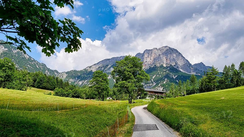 On the Gerner Höhenweg with a view of the Untersberg