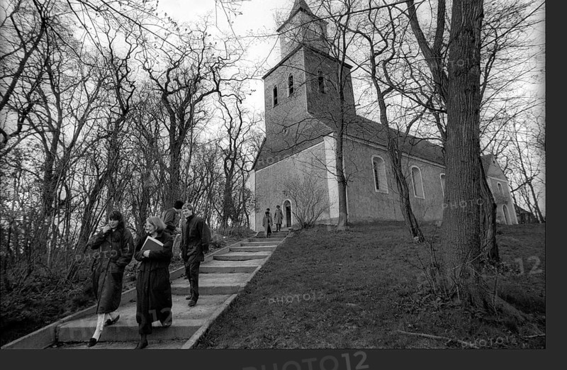 Germany, Greiffenberg, 20.04.1992, Greiffenberg village church, churchgoers on their way home, Europe