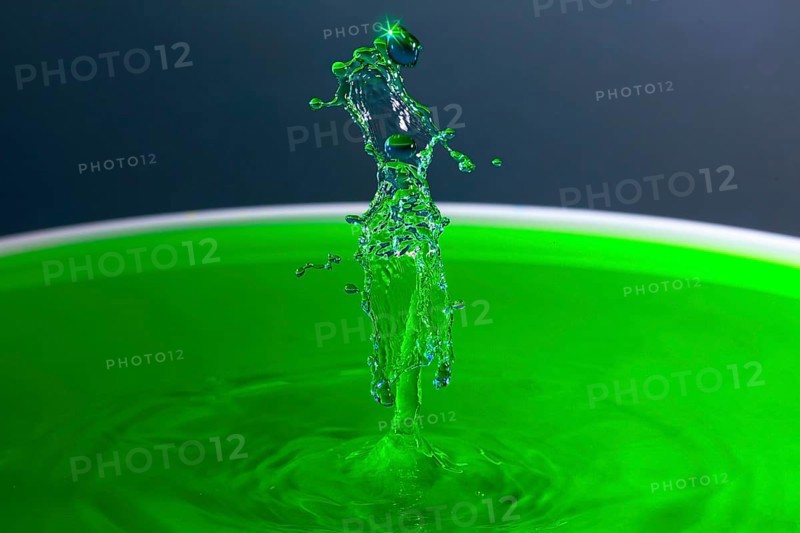 A powerful splash of green liquid with eye-catching water sculptures, water droplets, collision, high-speed photography, concept