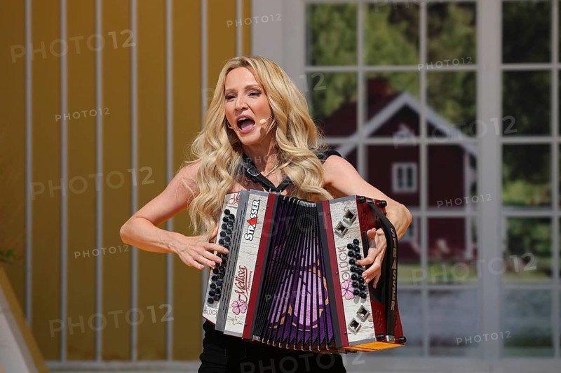 Melissa Naschenweng (singer / artist) in the ARD TV programme Immer wieder sonntags, Rust, Germany / Germany