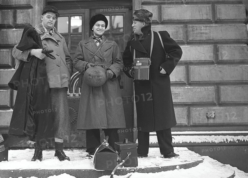 The Winter War. A military conflict between the Soviet union and Finland. It began with a Soviet invasion on november 1939 when Soviet infantery crossed the border on the Karelian Isthmus. Pictured photographer KG Kristoffersson back in Stockholm having returned from Finland. With newspaper journalists Gunnar Müller from Aftonbladet and Karl-Olof Hedström from Stockholmstidningen. January 1940. Photo Kristoffersson ref 100-7-1