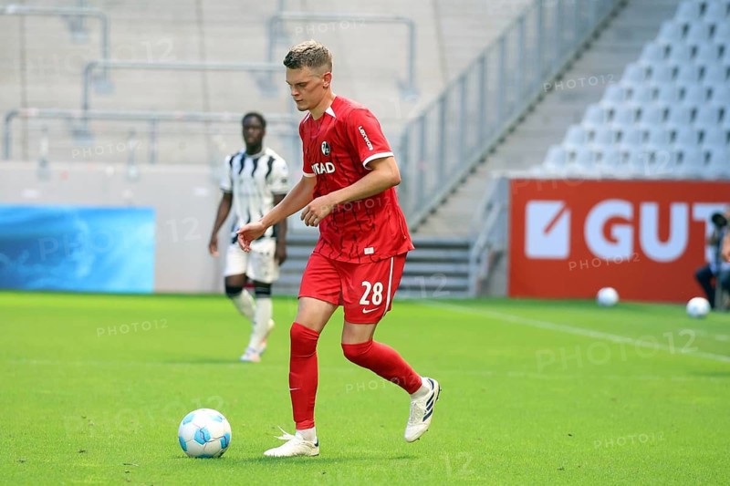 Matthias Ginter (SC Freiburg) at the football test match: SC Freiburg - FC Basel REGULATIONS PROHIBIT ANY USE OF PHOTOGRAPHS AS IMAGE SEQUENCES AND/OR QUASI-VIDEONan Photo: Joachim Hahne/johapress, Freiburg, Germany / Germany