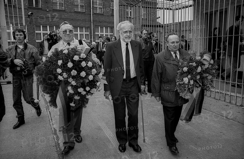 Germany, Berlin, 06.03.1992, Wreath-laying ceremony at the former Stasi remand prison Hohenschönhausen, SPD - Working Group of Former Political Prisoners, centre: Hans-Joachim Helwig-Wilson, Europe