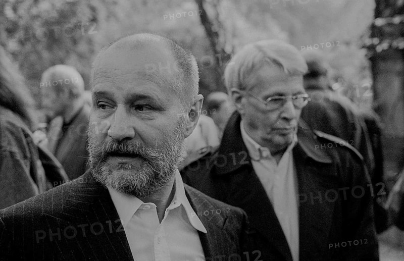 GDR, Berlin, 12 May 1990, demonstration/ rally against the desecration of Brecht's grave, Dorotheenstädtischer cemetery, Eckerhardt Schall (actor at the Berliner Ensemble), (behind him Stefan Hermlin)