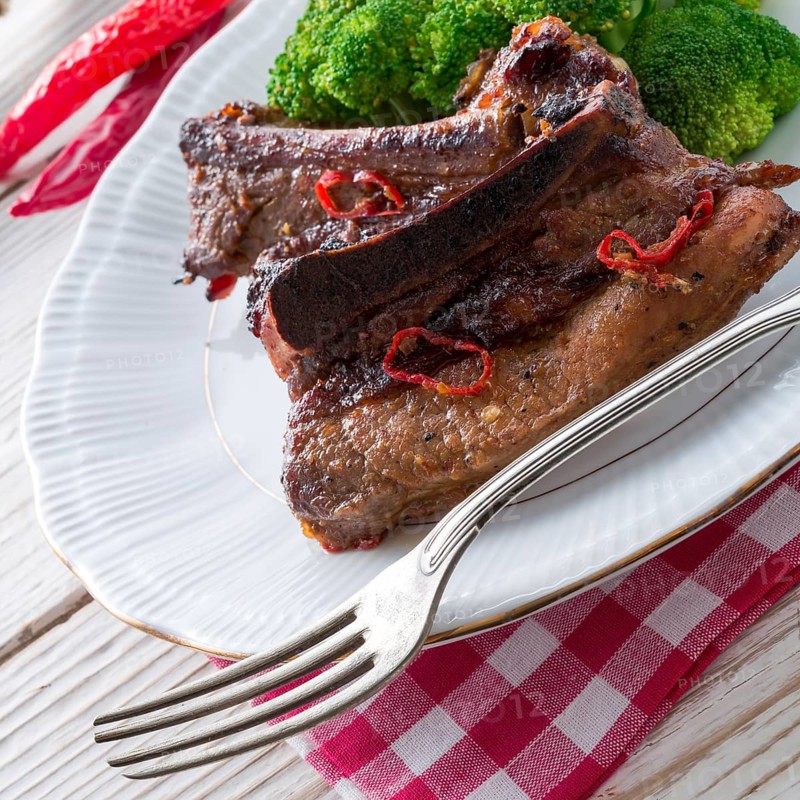 Grilled ones rib with broccoli