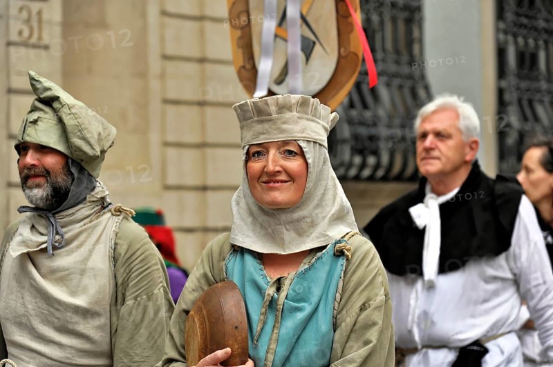 850 years of Gmünd, Schwäbisch Gmünd, Baden-Württemberg, woman and man wearing medieval headgear at a historical event, woman smiling, 850 years of Gmünd, Schwäbisch Gmünd, Baden-Württemberg, Germany, Europe