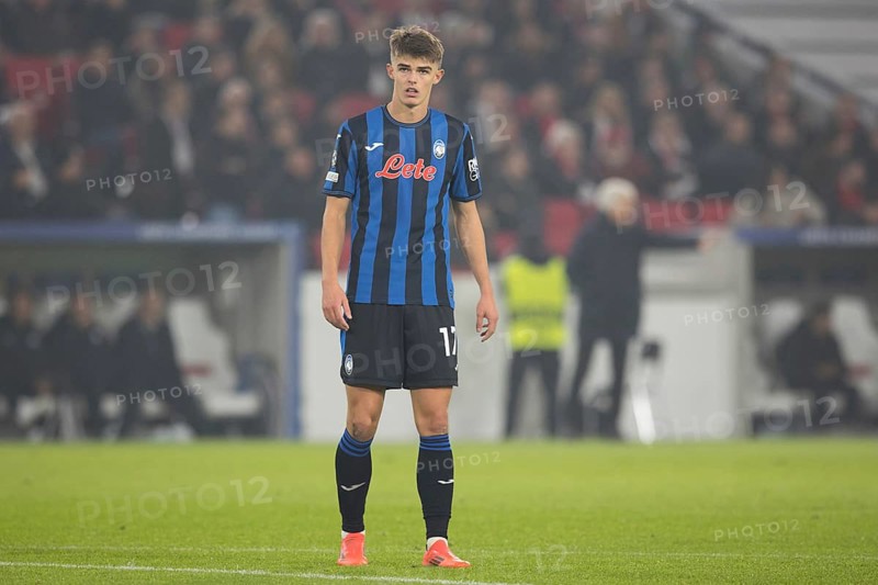 Football match, Charles DE KETELAERE Atalanta Bergamo standing and looking forward, Anrie CHASE VFB Stuttgart arrives late, Stuttgart Arena, Stuttgart
