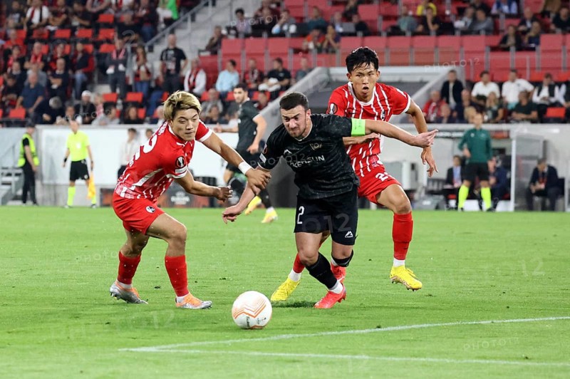 Strong in duels and dangerous in goals: Ritsu Doan (SC Freiburg) with Wooyeong Jeong Woo-Yeong Jeong (SC Freiburg) stops Qara Qarayev (Qarabag Agdam Azerbaijan in the match of the European Football League 2022/23: Matchday 1, SC Freiburg vs Qarabag Agdam