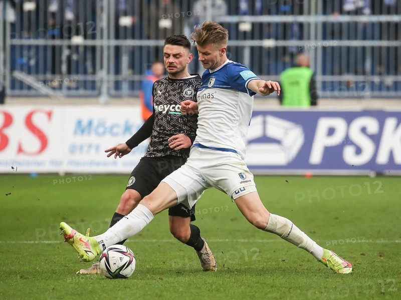 Duel Maurice Multhaup Eintracht Braunschweig with Jan-Luca Schuler 1.FC Magdeburg Soccer 3rd League 17th Matchday Season 2021-2022 1. FC Magdeburg vs Eintracht Braunschweig