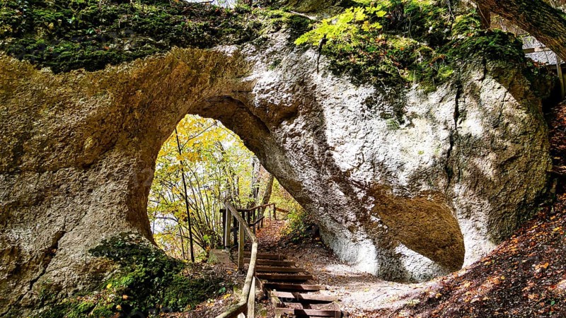 Inzigkofer Grotten on the Donaufelsenläufe hiking trail (Kloster-Felsenweg) near Sigmaringen
