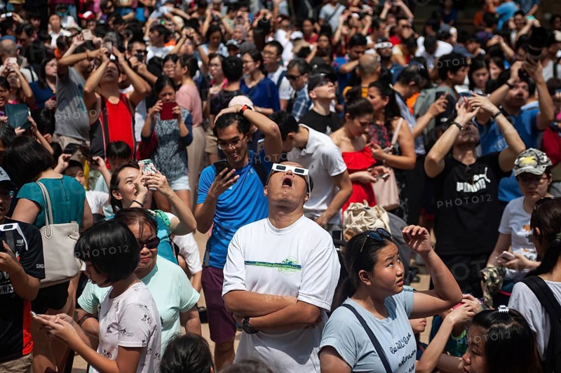 26.12.2019, Singapore, Republic of Singapore, Asia, People gather at the amphitheatre in Kebun Baru Springs, Ang Mo Kio, to see the annular solar eclipse, Asia
