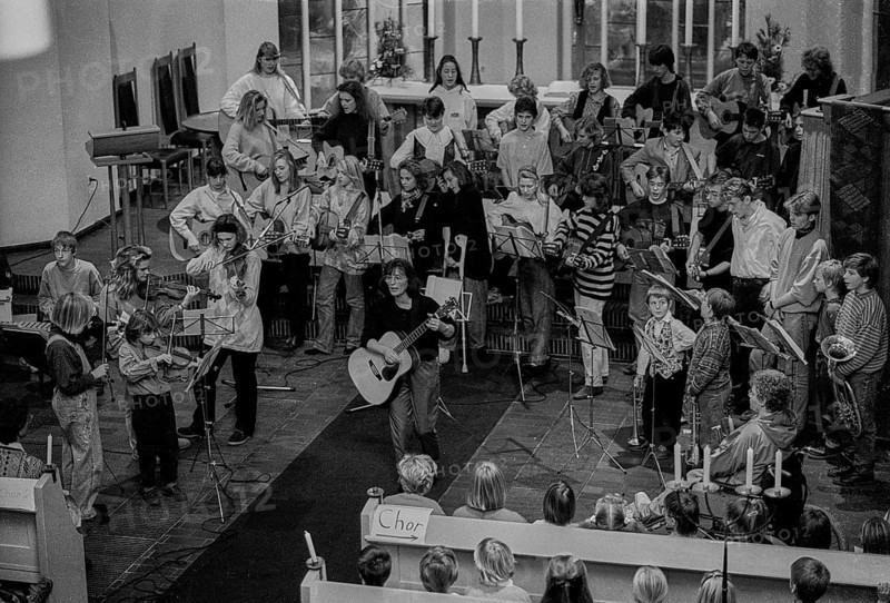 Germany, Berlin, 03.12.1991, Christmas market at the Stefanusstift in Spandau, music in the church, Europe