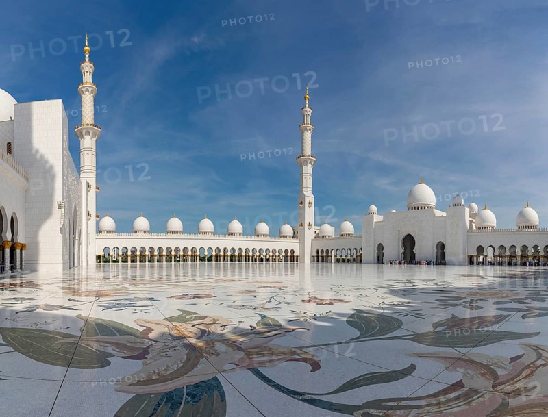 A picture of the Sahan Courtyard of the Sheikh Zayed Grand Mosque