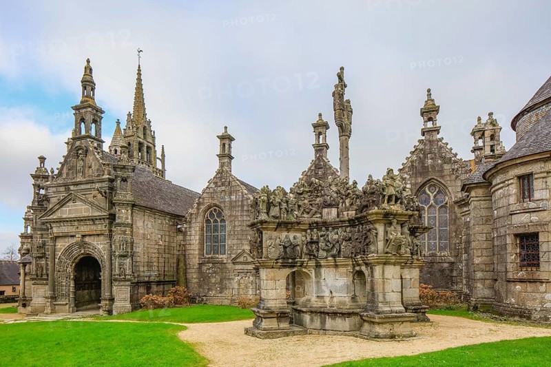 Calvary in front of the church, Enclosed parish Enclos paroissial, Church Eglise Saint-Miliau, Guimiliau, Department Finistere Penn-ar-Bed, Region Bretagne Breizh, France, Europe