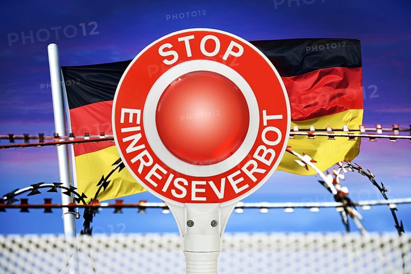 Police trowel with the inscription Stop Entry Ban in front of the German flag and barbed wire, symbolic photo for border controls and rejection at the German national borders, photomontage