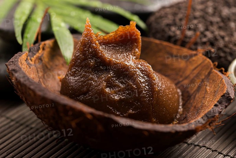 Homemade body peeling with sugar, olive oil and face mask