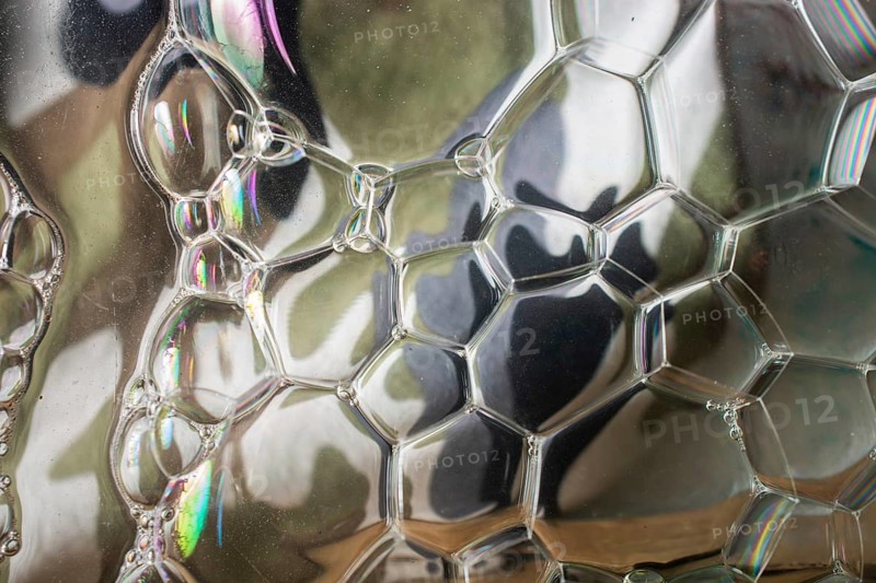 Oil bubbles inside water base form patterns