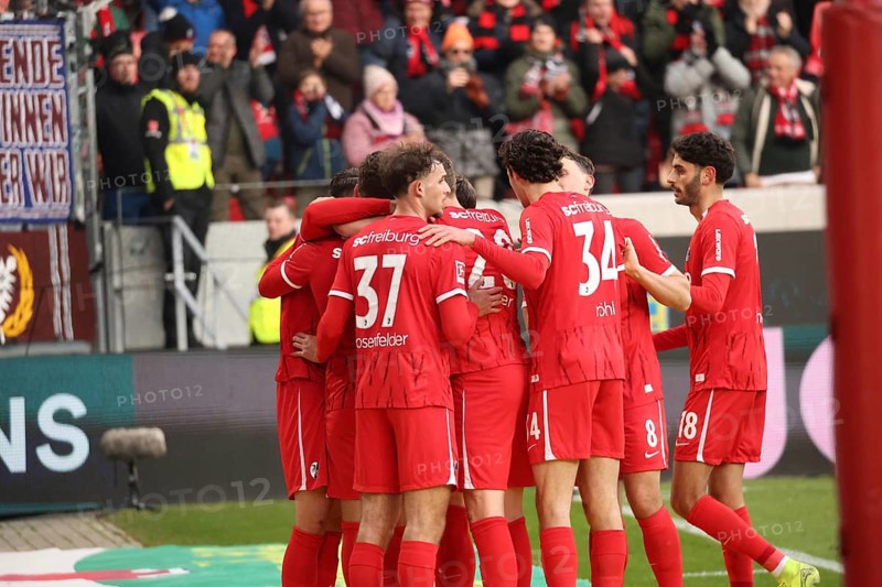 The Freiburg players in a celebratory mood, cheer the 2:0 by Christian Günter (SC Freiburg) during the match of the 1st FBL: 24-25: Sptg. 14. SC Freiburg - Holstein Kiel DFL REGULATES PROHIBIT ANY USE OF PHOTOGRAPHS AS IMAGE SEQUENCES AND/OR QUASI-VIDEONan Photo: Joachim Hahne/johapress, Freiburg, Germany / Germany