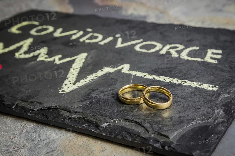 Great concept of divorce in quarantine due to the 2019 coronavirus pandemic. Plaque written COVIDIVORCE in reference to divorces caused by human relationships during quarantine