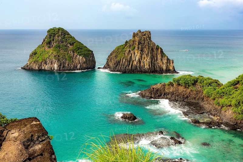Fernando de Noronha, Brasil. Turquoise water around the Two Brothers rocks, UNESCO World Heritage Site, Brazil, South America
