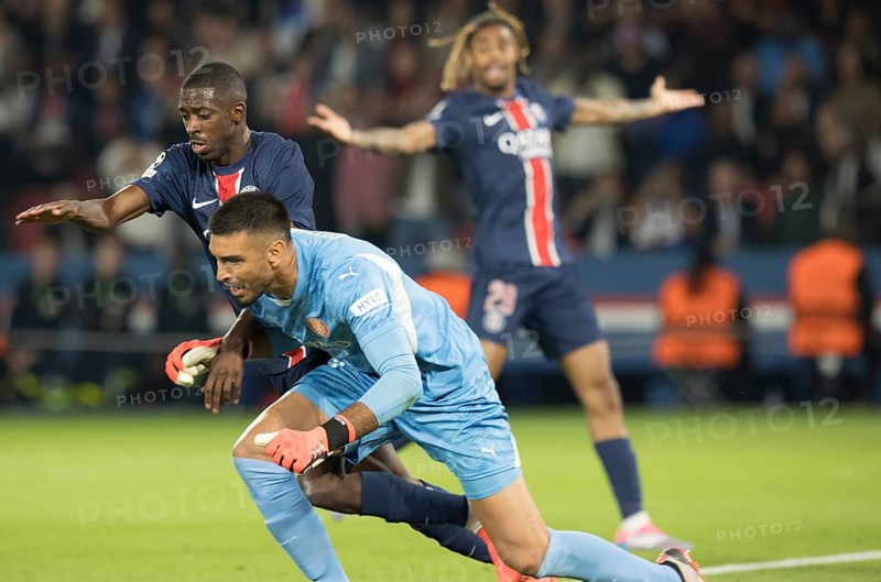 Football match, Ousmane DEMBELE Paris Saint Germain and goalkeeper Paulo GAZZANIGA Girona FC in a duel for the ball, Bradley BARCOLA Paris St. Germain in the background is demanding a penalty, Parc des Princes football stadium, Paris