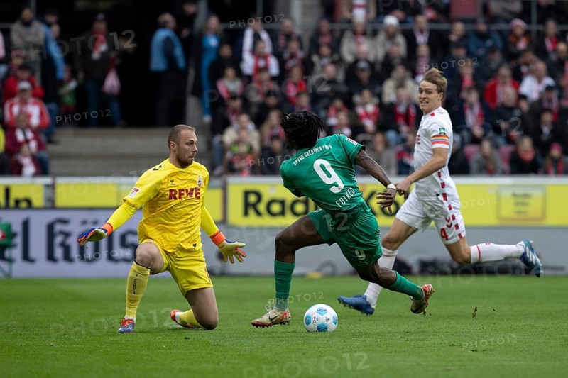 Andreas Dick (DFL/DFB REGULATIONS PROHIBIT ANY USE OF PHOTOGRAPHS AS IMAGE SEQUENCES AND/OR QUASI-VIDEO), RheinEnergieStadion, Cologne, North Rhine-Westphalia, Marvin Schwäbe (1.FC Köln, goalkeeper, #1), Noel Futkeu (SpVgg Greuther Fürth, attack, #9), 2nd Bundesliga, 1.FC Köln, SpVgg Greuther Fürth on 09.11.2024 at the RheinEnergieStadion in Cologne Germany