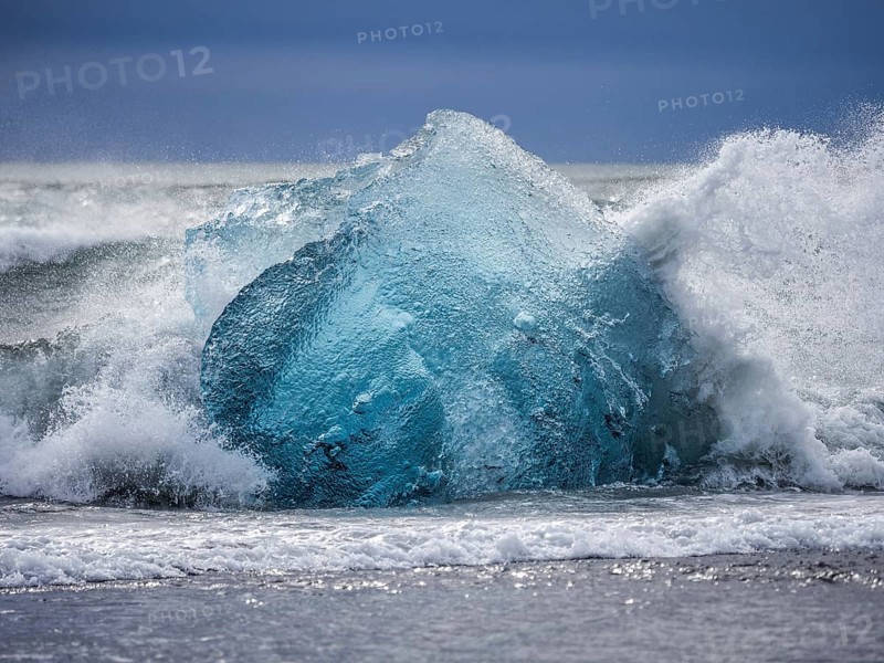 Diamond Beach, iceberg in the surf, near Jökulsarlon glacier lagoon, Vatnajökull National Park, Hornafjörður, South Iceland, Iceland, Europe
