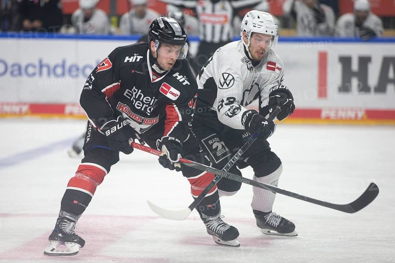 LanxessArena, Cologne, North Rhine-Westphalia, Veli-Matti Vittasmaeki (Cologne Sharks, #47), Luis Schinko (Grizzly Wolfsburg, #63), PENNY DEL, Cologne Sharks-Grizzlys Wolfsburg on 27/10/2024 at the LanxessArena in Cologne Germany