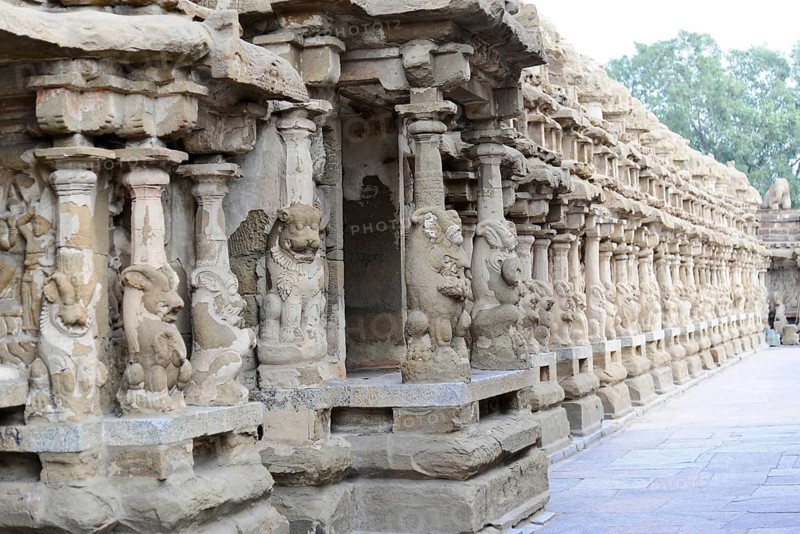 Vishnu Varadaraja Temple, Kanchipuram, Tamil Nadu, row of ornately carved stone pillars in an ancient Indian temple, Kanchipuram, Tamil Nadu, South India, India, Asia
