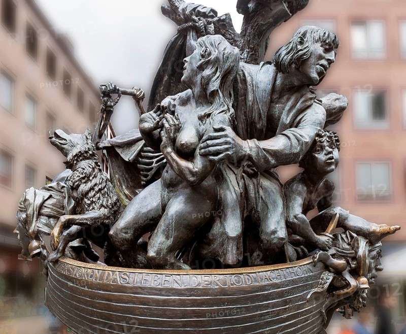 The dry sculpture of the Fool's Fountain by Jürgen Weber bears the inscription: Violence and technology and resignation destroy life and death laughs in derision