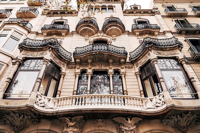 The House of Lieo-i-Morera is a six-storey residential building in Barcelona, a masterpiece of Catalan art nouveau, one of the most significant works by Luis Domenech-e-Montaner. .