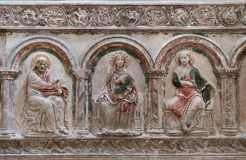 Former Augustinian monastery church of Our Lady, southern choir screen around 1200/1210, stucco relief of Mary and two apostles