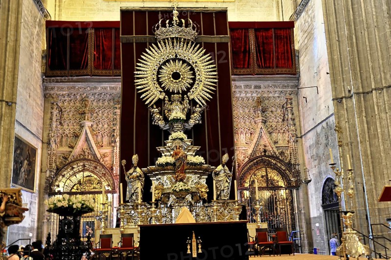 Cathedral of Santa María de la Sede in Seville, Andalusia, Spain, Impressive church altar with richly decorated statues and magnificent crown, Seville, Andalusia, Spain, Europe