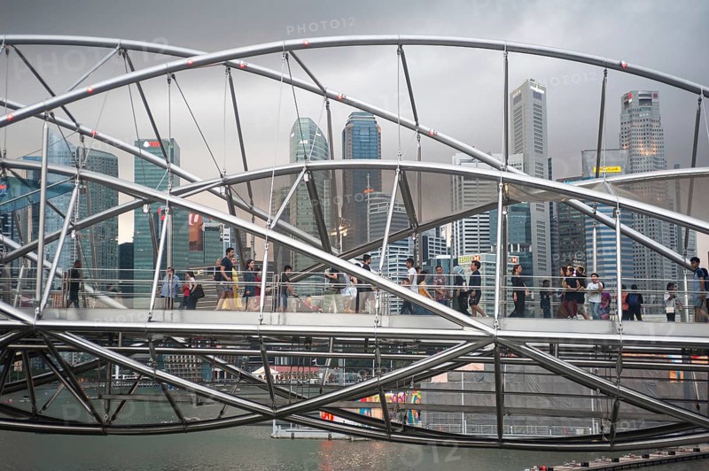 26.01.2020, Singapore, Republic of Singapore, Asia, People crossing the spiral helix bridge in Marina Bay with the skyscrapers of the business district in the background, Asia