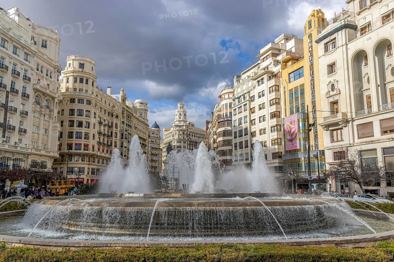 Round fountain and the sculpture in honour of Francesc de Vinate (city jurist), in the centre of the old town in La Plaza del Ayuntamiento (Plaza Ayuntamiento), Valencia, Autonomous Community of Valencia, province of Valencia, Spain, Europe