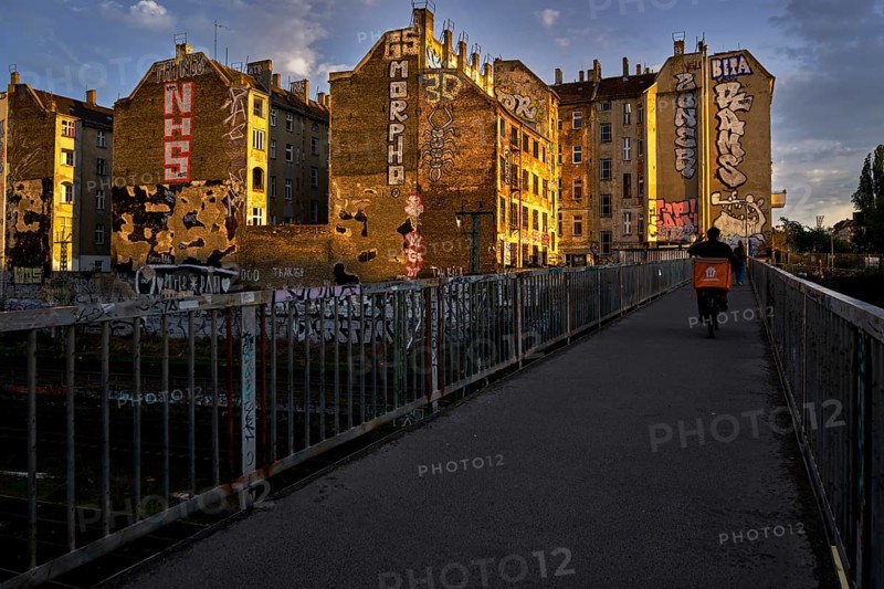 Germany, Berlin, 21.04.2025, Hinterhäuser, Giebel, Kopenhagener Straße, Schönfließer Behelfsbrücke, Lieferando driver, Europe