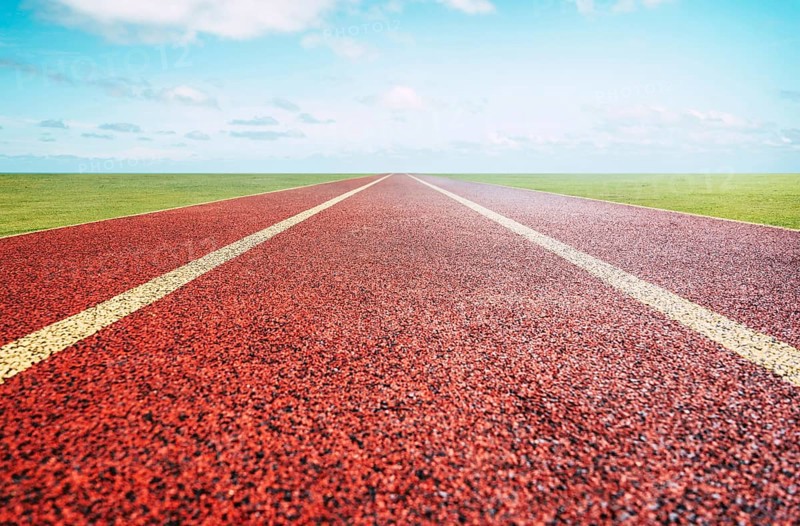 Rote Laufstrecke mit Himmelhintergrund