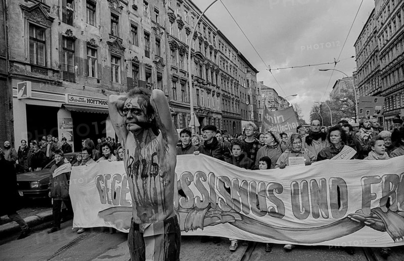 Germany, Berlin, 09.11.1991, demonstration on 9 November (Reichskristallnacht), § 125, man covered in blood, in Kastanienallee, Europe