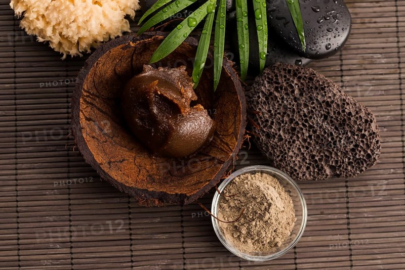 Homemade body peeling with sugar, olive oil and face mask